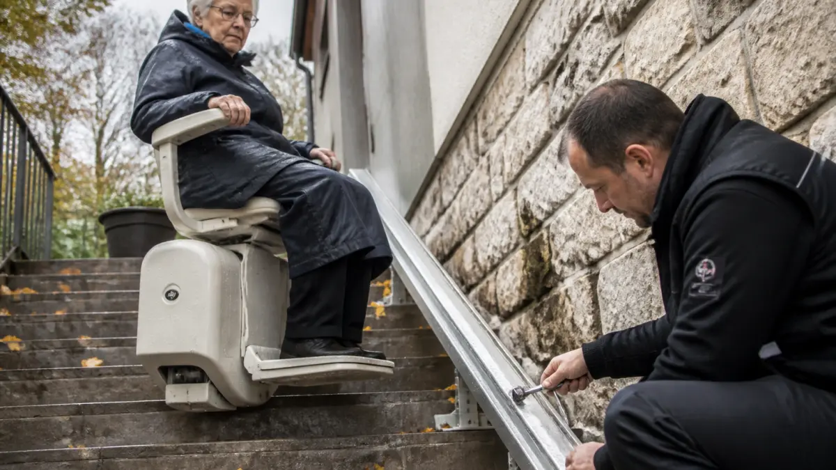 Monte-escalier extérieur : tout ce qu'il faut vérifier avant d'acheter