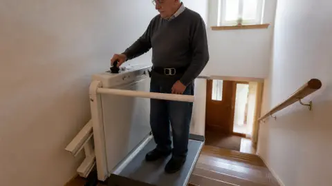 Monte-escalier debout : ce type existe-t-il vraiment et pour qui ?