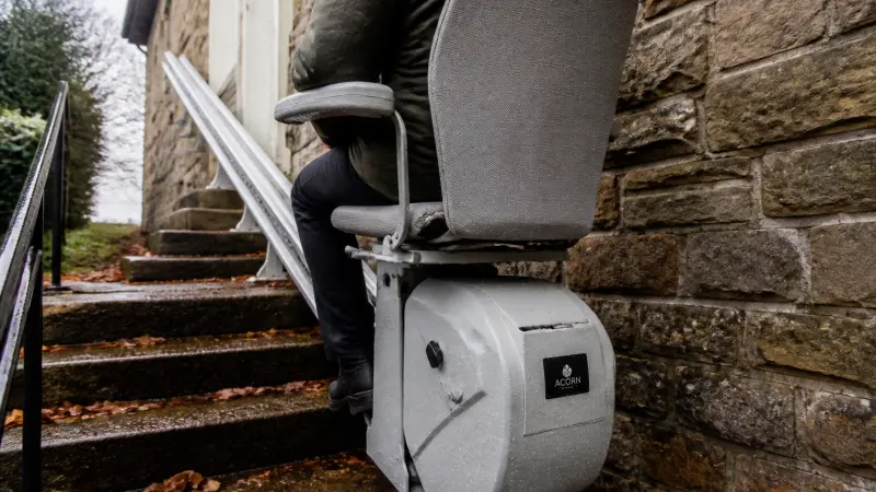 Monte-escalier extérieur : tout ce qu'il faut vérifier avant d'acheter